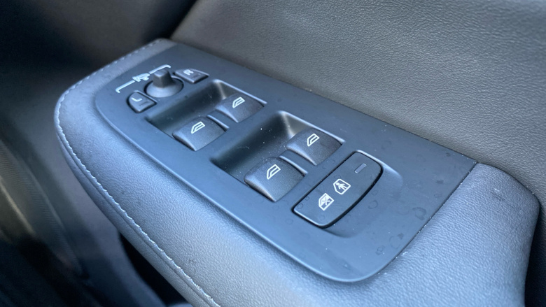 Volvo V60 2.0 B4P Plus Dark 5dr Auto [7 speed] Petrol Estate